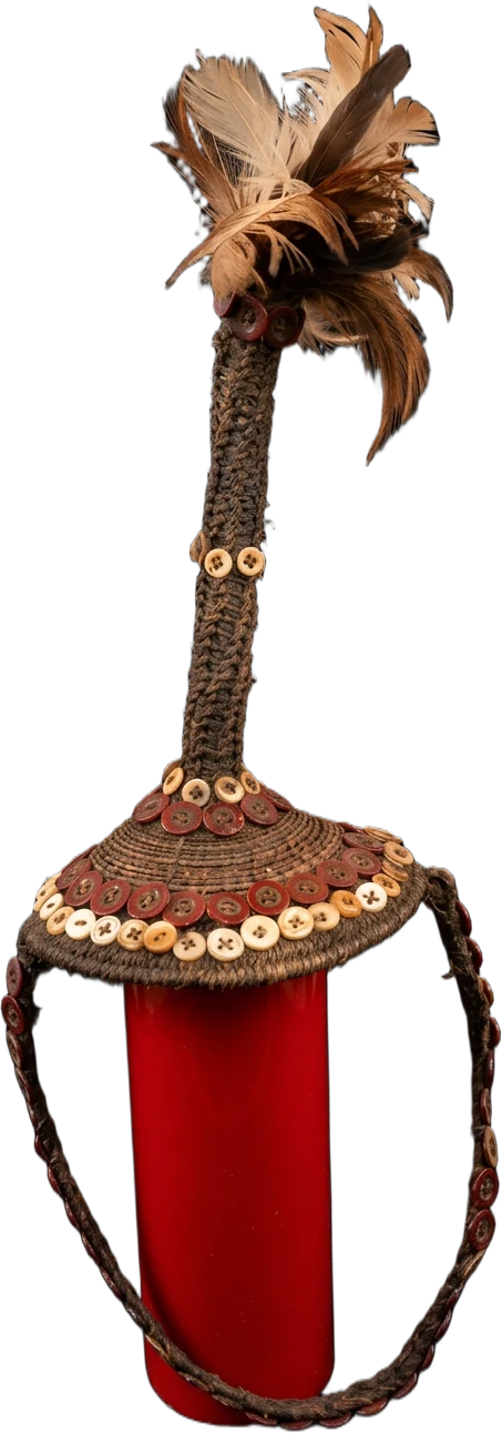 Rare coiffe de « Kindi » Lega en fibres, boutons et plumes, Nord-Kivu